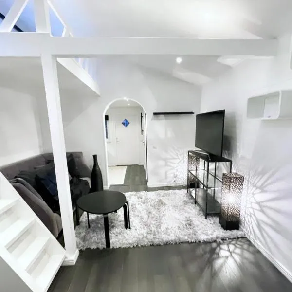 Cottage in beautiful Duvbo - Quiet area close to town, hotel in Sundbyberg
