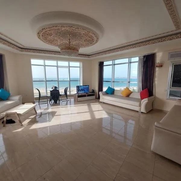 Bel appartement front mer Tanger, hotel v destinaci Tanger