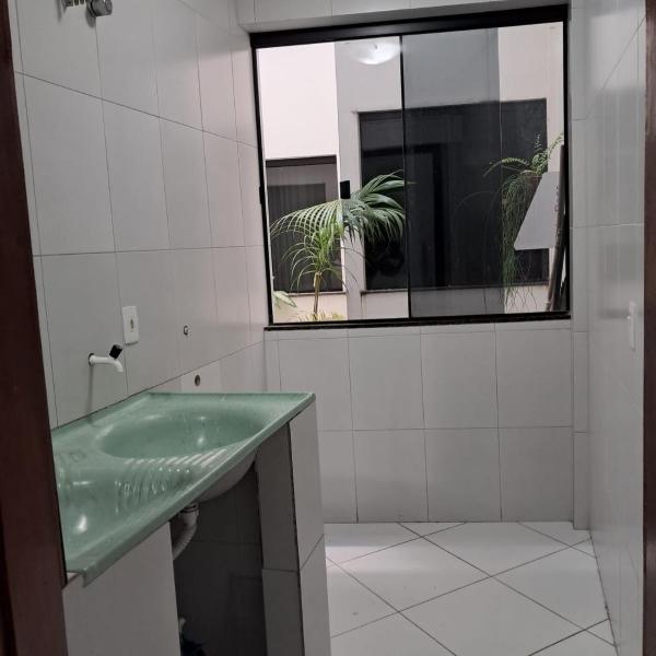 Dois quartos Cozinha completa Wi Fi Self check in com senha Central e perto de tudo a 4,4Km da Rodoviária e 15,4Km do Aeroporto Apartamento 101 - Foto 3