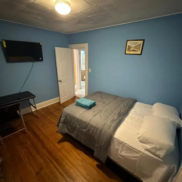 Fidelia Emerald Room Queen Bed within minutes of Newark Liberty International Airport and Newark Penn Station, hotel in Irvington