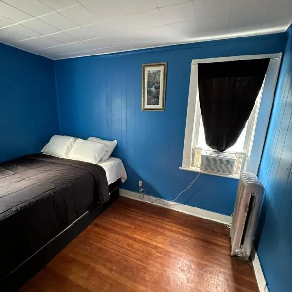 Fidelia Fuchsite Room, Queen Bed minutes from Newark Liberty international Airport and Newark Penn Station, hotel in Irvington