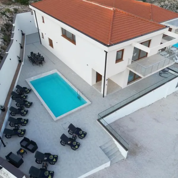 Villa Panorama - Private heated pool and jacuzzi with ocean view, hotel u Ivanici