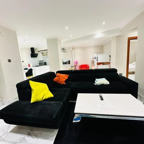 Spacious One Bed Property in Wembley, hotel in London