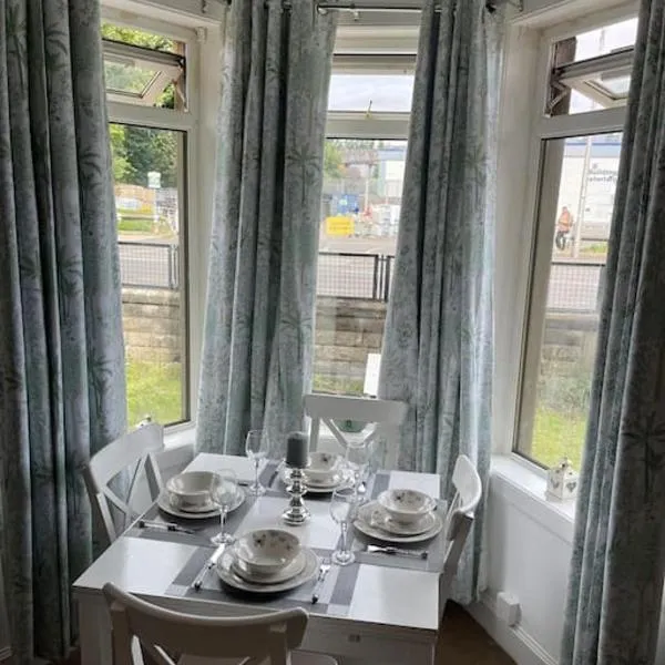 2 Bedrooms Holiday home in Edinburgh near City Center, hotel in Edinburgh