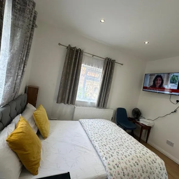 Luxury Ensuite 2nd Studio Flat With Great Views in Keedonwood Road With Fully Own Bathroom Newly Added And Private Kitchenette, hotel in Bromley