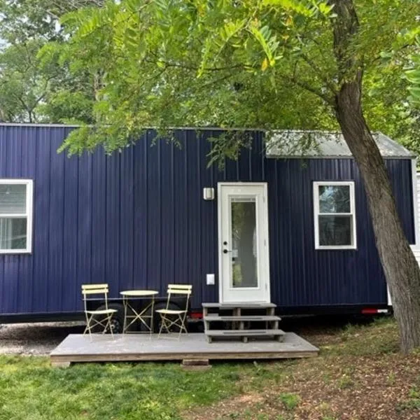 The Tiny Getaway Home, hotel di Elizabethtown