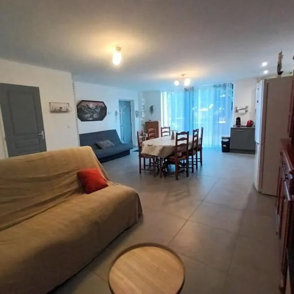 Appartement en rez-de-chaussée, hotel in Fourchambault