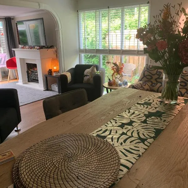 Gezellige ruime Cottage, privé, 2 slaapkamers, hond welkom!, hotel v destinaci Hattemerbroek