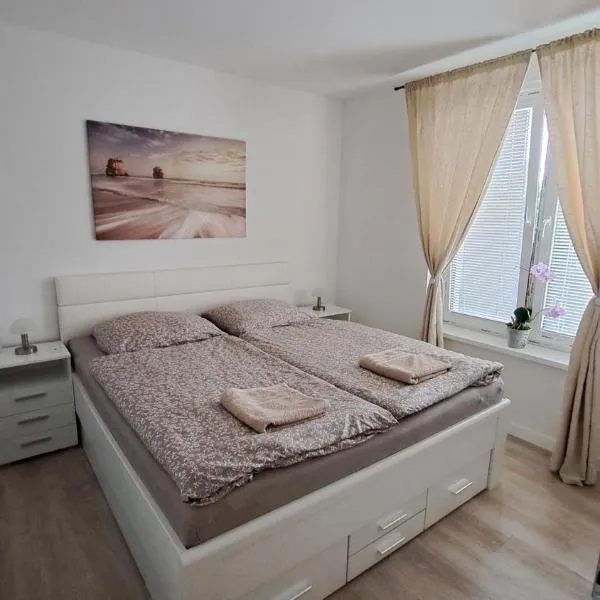 Moderný 2 izbový dom so záhradou a terasou blízko Bratislavy, hotel en Slovenský Grob
