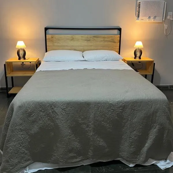 Flat com ar, varanda e linda vista para o Ibituruna - Pico do Ibituruna - 201, hotel v destinaci Governador Valadares