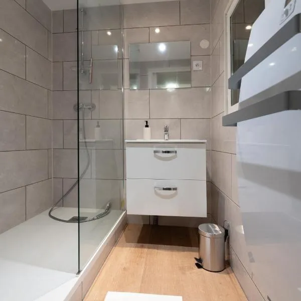 55m2 cosy au calme avec terrasse et box individuel, hotel in Nouzonville