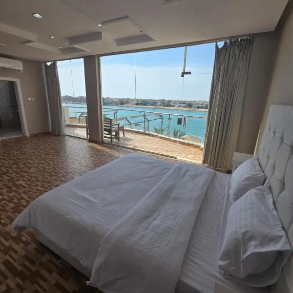 فيلا هابي بيتش شاطى رملي وخاص, hotel en Durat Alarous