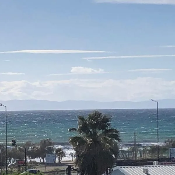 Seaview penthouse by the beach, hôtel à Kalívia Thorikoú