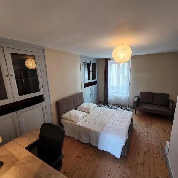 Charmante Briarde simple et de bon goût, avec Terrasse et Jardin - 4 à10 personnes, hotel in Villiers-sur-Morin