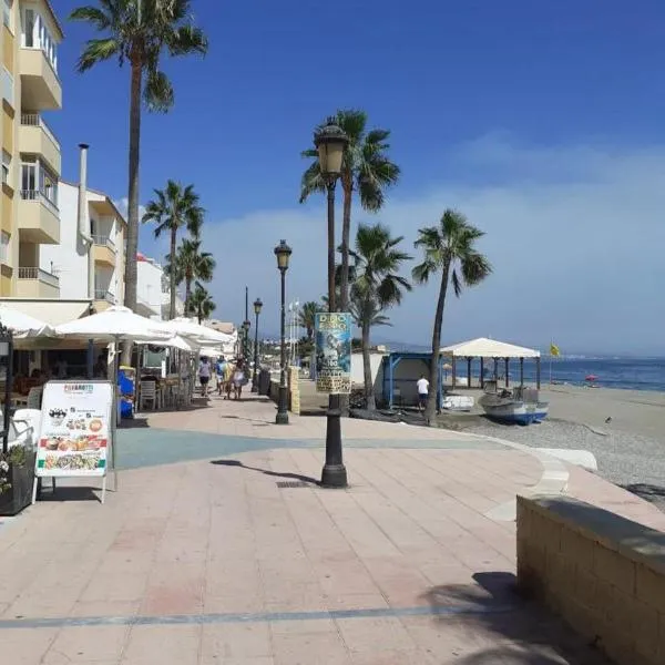 Beautiful Beachfront Newly Renovated 2 Bedroom Apartment with Swimming Pool and Garden, hotel en San Luis de Sabinillas