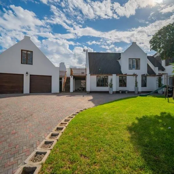 Luxury home with beautiful sea and mountain views, hotel in Jeffreys Bay