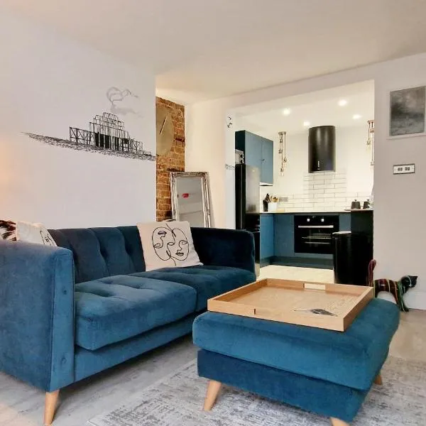 Molly Marine - Bespoke 2 Bedroom Courtyard Apartment - 1 Minute From Brighton Pier, hotel in Brighton & Hove