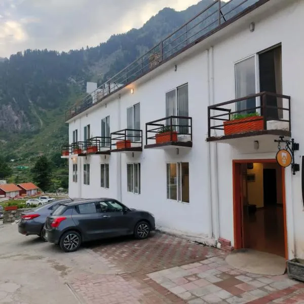 The Base Camp, hotel di Nārān