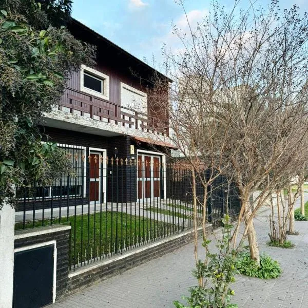 Casa Zona Residencial , pileta, garage doble y quincho con parrilla, hotel in Azul
