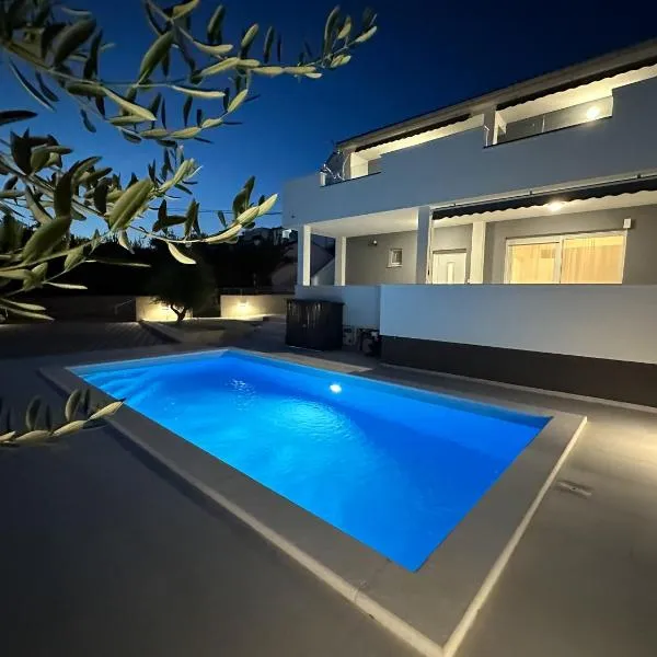 Lux Apartments Villa Navalia、ノヴァリャのホテル