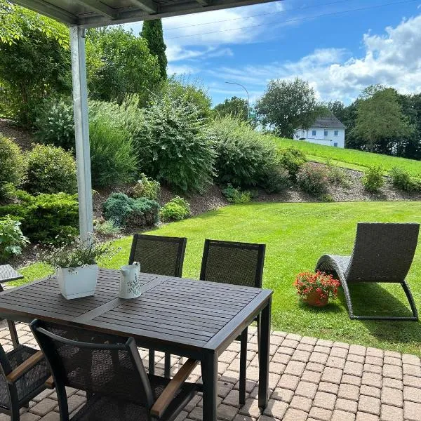 Ruhige Ferienwohnung mit Terrasse für 2 Personen, Hotel in Vohenstrauß