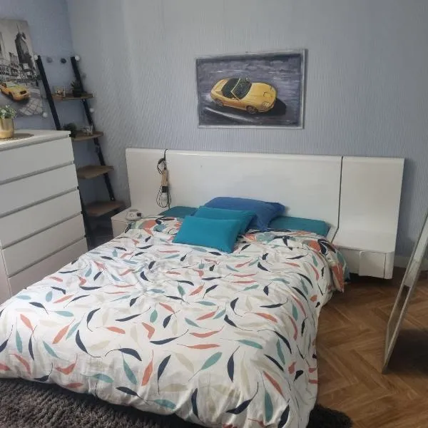 Chambre avec lit double, hotel in Cholet