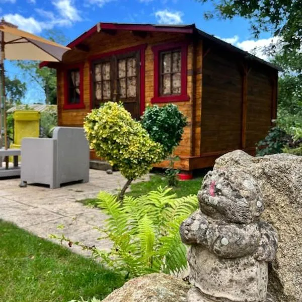 Chalet dans notre jardin, hotel v destinaci Parigné