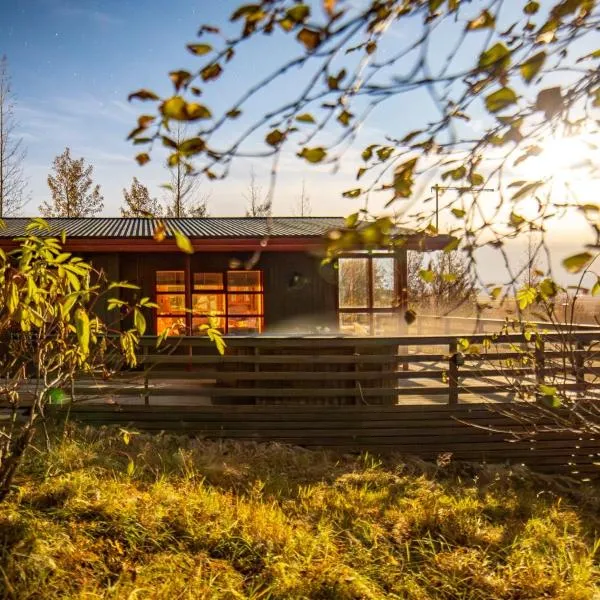Golden Circle Lakeside Cabin with Private Hot Tub, hotel v destinaci Laugarvatn