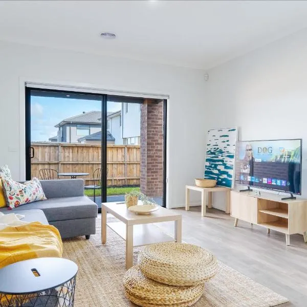 Charming 3BR Home with Study in Junction Village, hotel di Cranbourne
