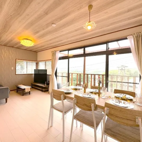 ANGO YUGAWARA New Open 駅から車で9分 デッキで無料でBBQで楽しめる プロジェクターと卓球台あり, hotel in Yugawara