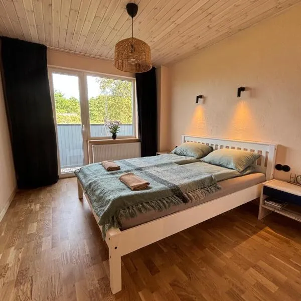 Cozy city apartments in Roja with free parking, hotel v destinaci Roja