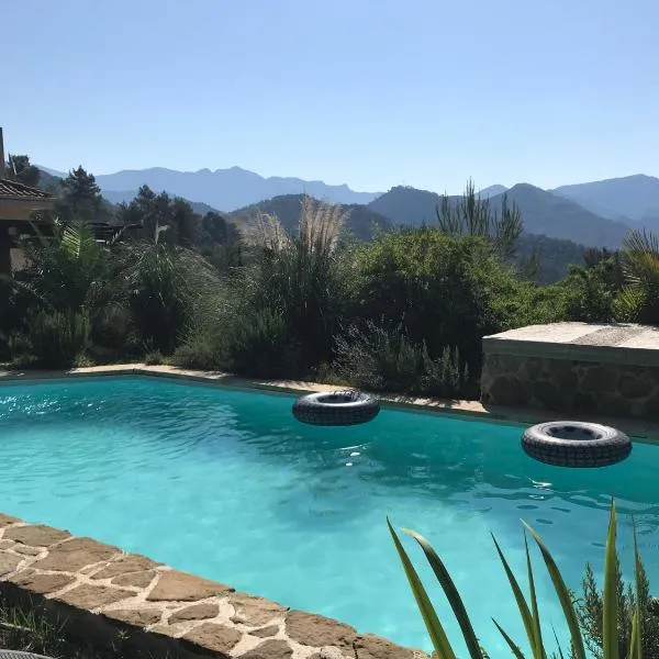 Love Room Villa Charlene, hotel em Massoins
