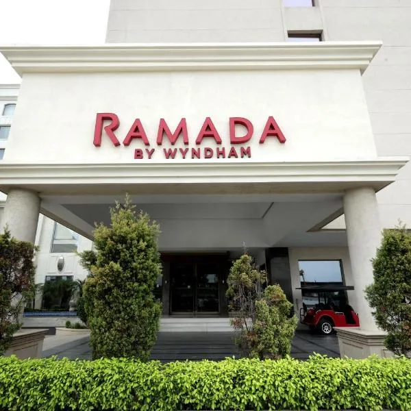 Ramada by Wyndham Lucknow Hotel and Convention Center, hotel en Lucknow
