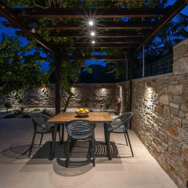 Perla's Luxury Apartments, готель у місті Лівадіон