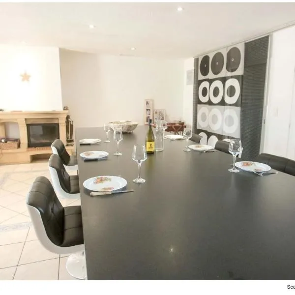 chambre avec spa, fitness et petit dejeuner，位于圣吉尔的酒店