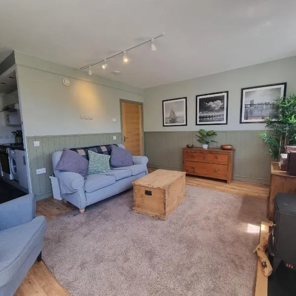 1-Bed Apartment - Sleeps 2 & Private Parking, hotel in Llansantffraid-ym-Mechain