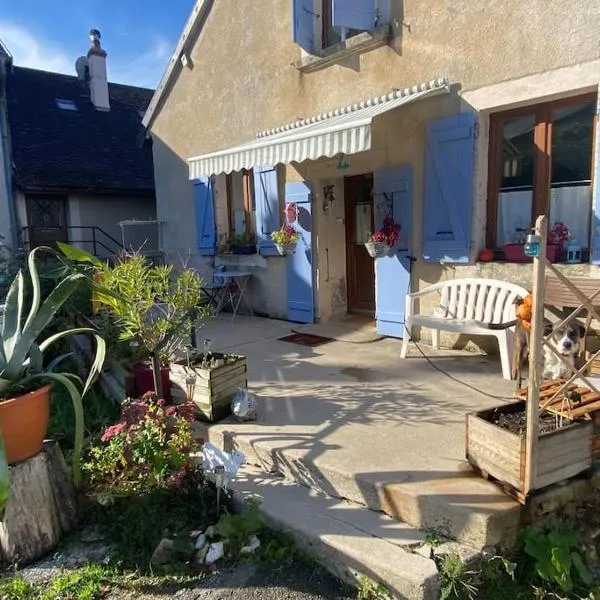 Maison avec terrasse avec vue sur la Reculée, hotel in Les Planches-près-Arbois
