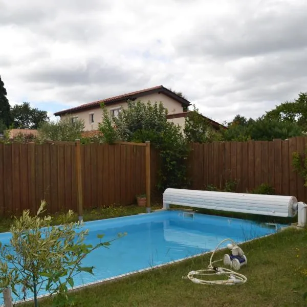 Le repos avec piscine proche de Bordeaux, hotel in Villenave-dʼOrnon