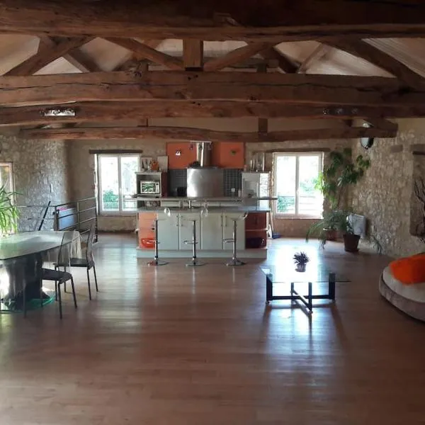 Maison type loft au coeur du village, hotel v destinácii Simorre