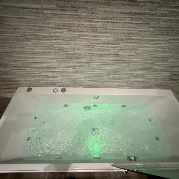 Southgate Luxury Apartments-Jaquzzi Bath-Private Parking- 2 Min M62, hotel v destinaci Elland