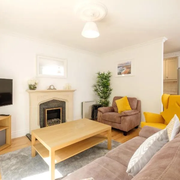 STYLISH & MODERN 6-Bed City Townhouse w/Parking, hotel v destinaci Galway