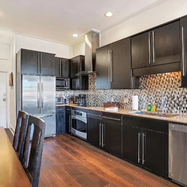 Corner View Broughton St Condo with Elevator and Reserved Parking – hotel w mieście Savannah