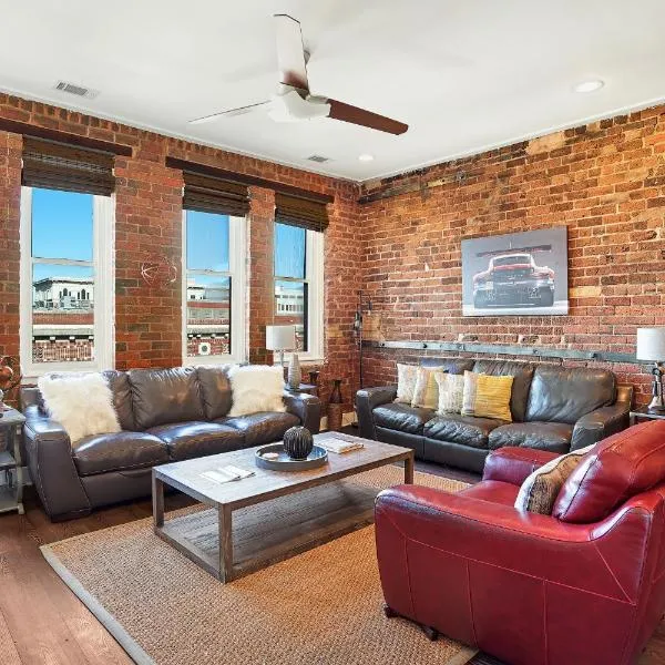 Corner View Broughton St Condo with Elevator and Reserved Parking, hotel in Savannah