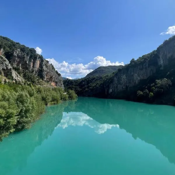 PETRASTERO Canyon Retreat-Agrafa , Greece, hotel i Vérnikon
