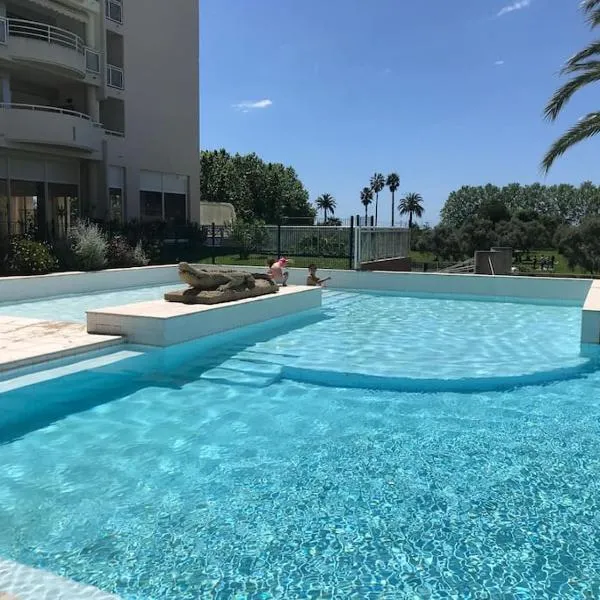 Appartement terrasse piscine et accès plage, hôtel à Antibes
