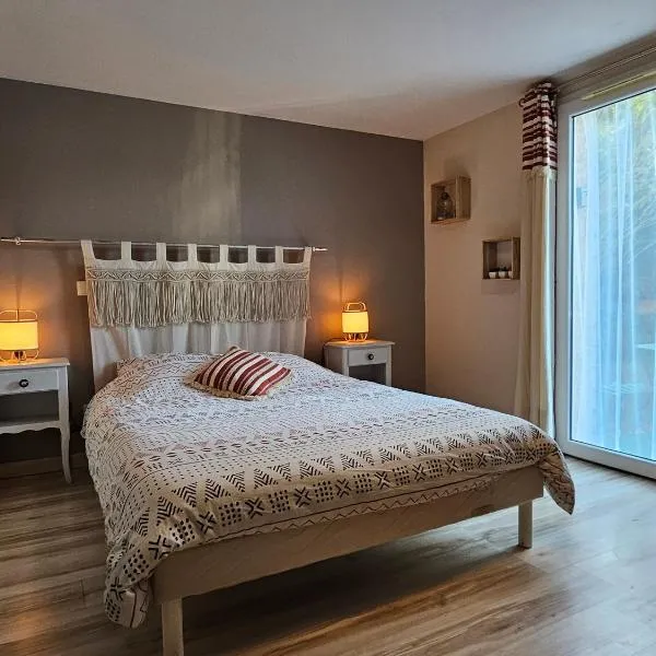 Chambre d hôtes indépendante dans village médiéval – hotel w mieście Creissels