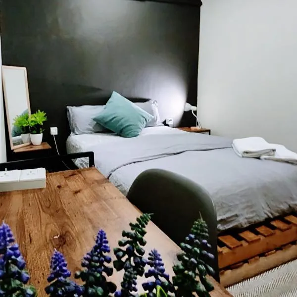 Upspot Kuching Waterfront Premium Hostel, hotel in Kuching