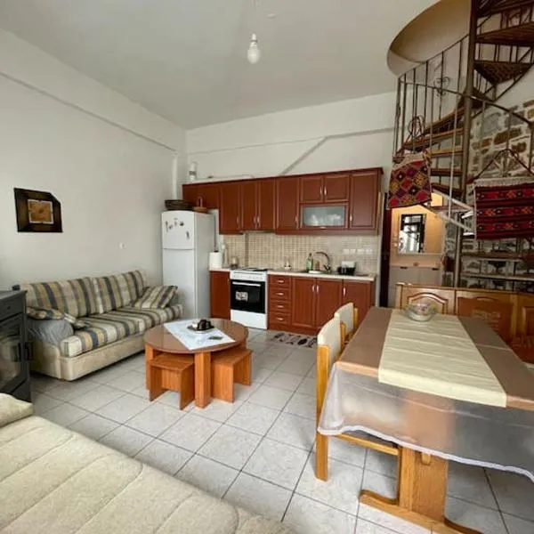 Όμορφο κατάλυμα στην κεντρική πλατεία του χωριού, hotel u gradu Maníkia