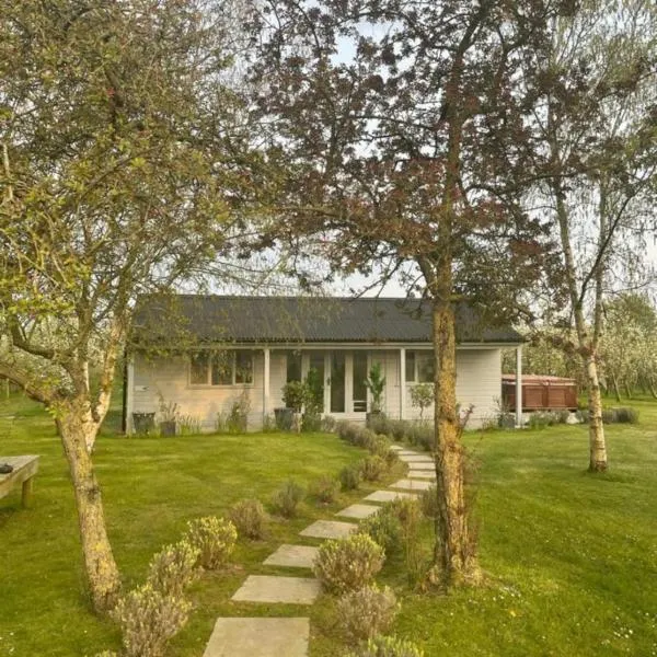 Orchard Retreat - Rural Cabin - Private Hot Tub!, hotel in Gloucester