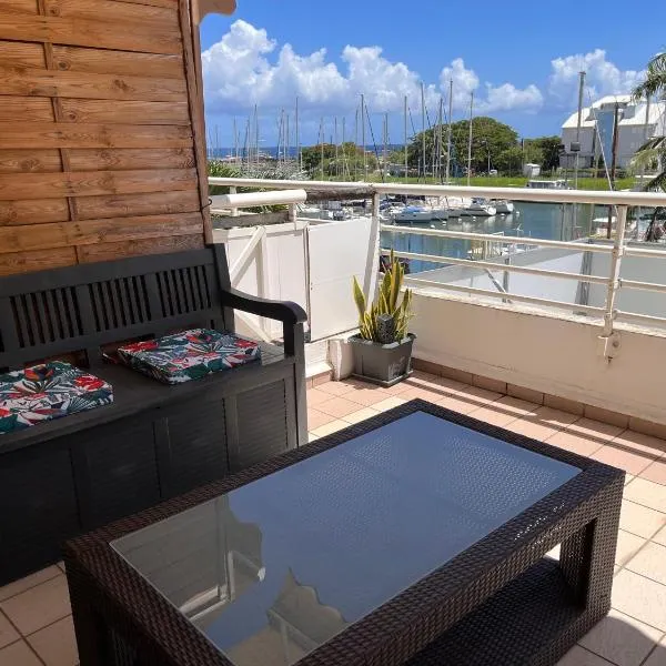 Tropical Golden appart, vue mer et plage à 5 min à pied, hotel in Gourbeyre